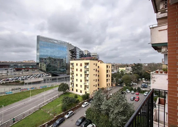 Stylish & Cozy - 5 Star Location- Balcony - City View
