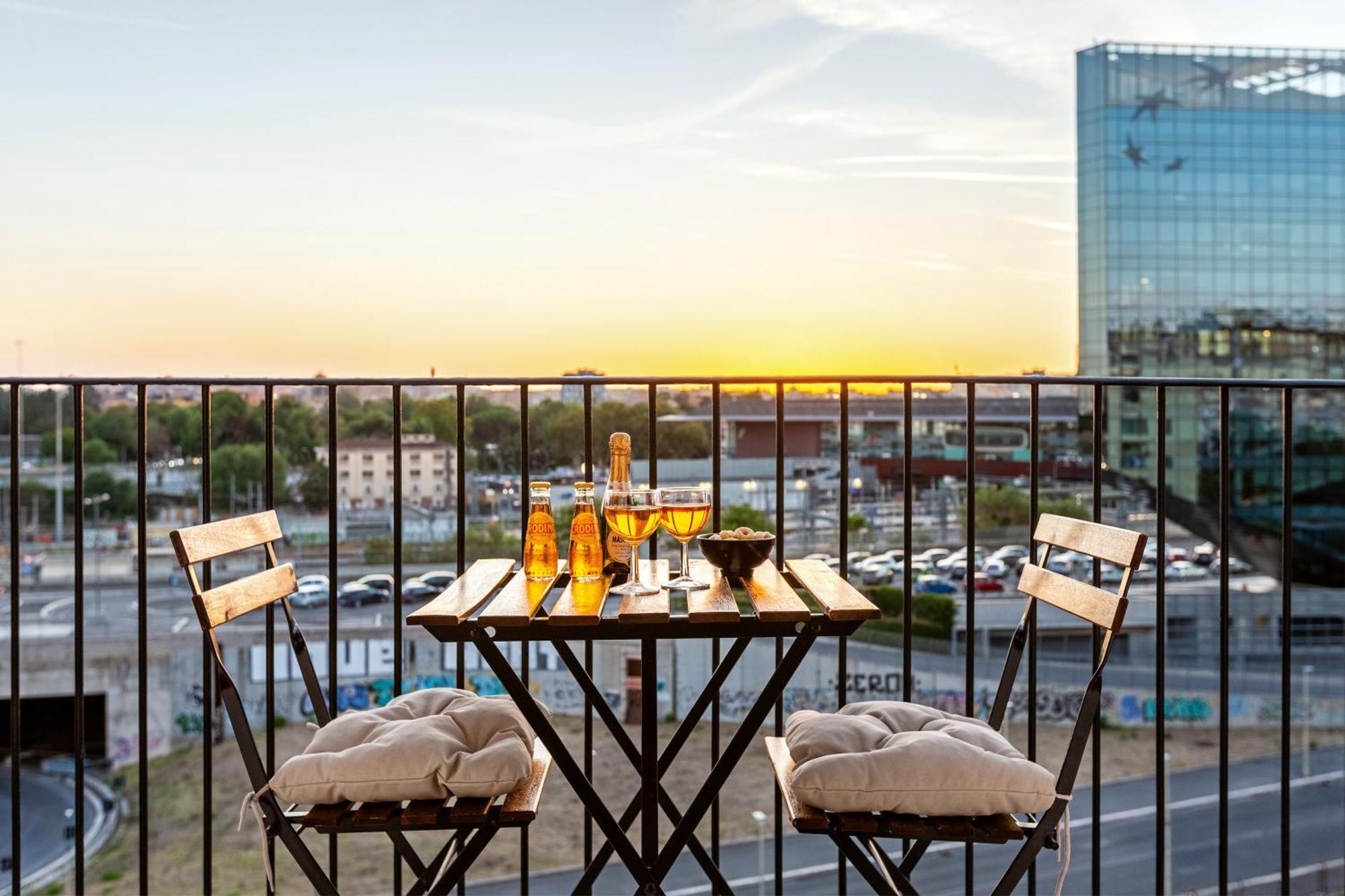 Stylish & Cozy - 5 Star Location- Balcony - View Roma