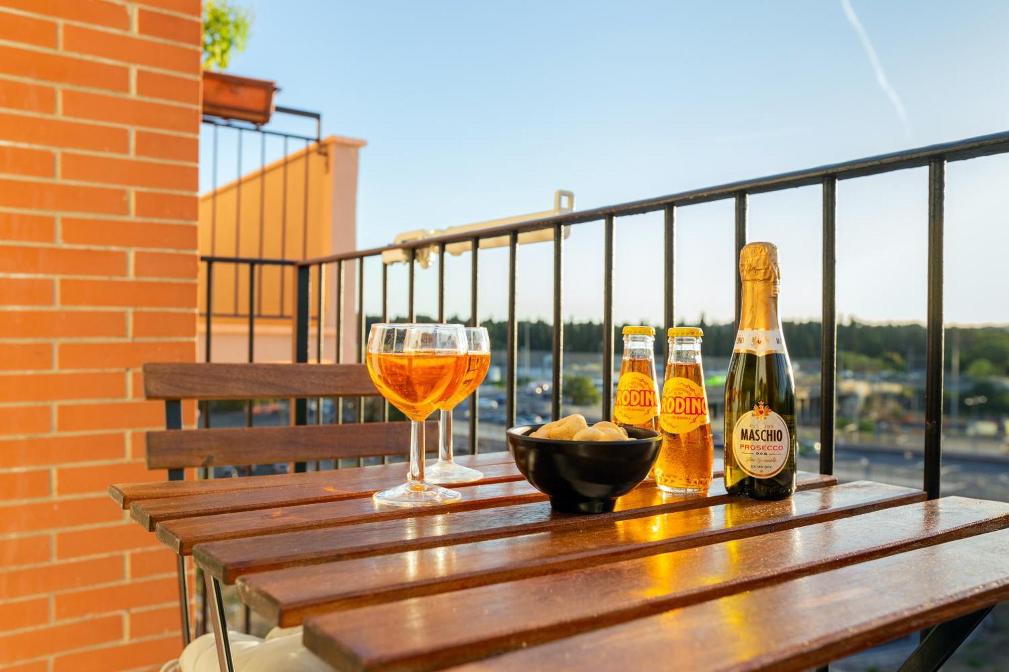 Stylish & Cozy - 5 Star Location- Balcony - View Roma