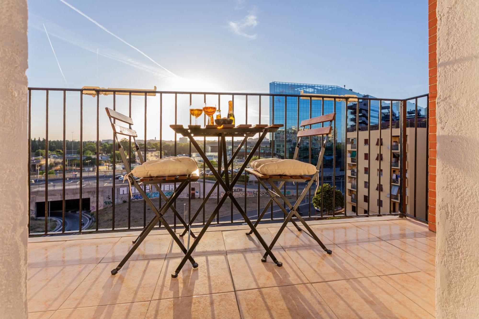 Stylish & Cozy - 5 Star Location- Balcony - View *